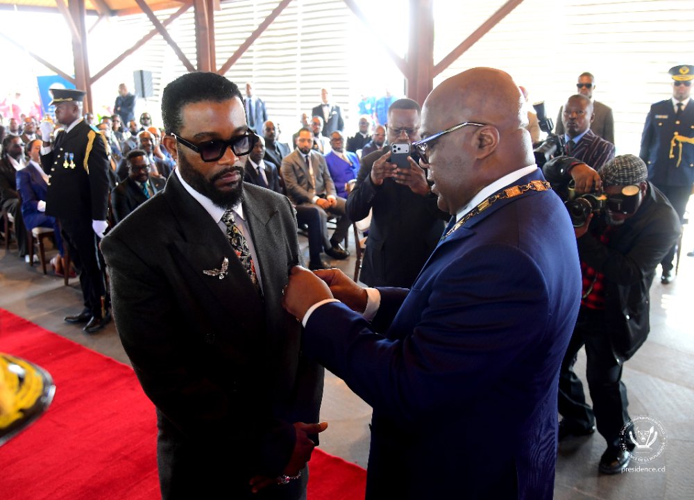 Élevé au grade de Chevalier de l'Ordre National des Léopards, le chanteur Fally Ipupa a été décoré par le Chef de l'État