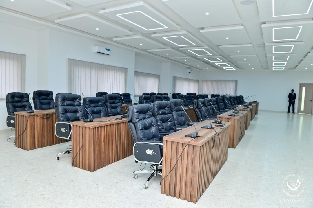 Construction du centre des conférences « Le Village des congrès » et des nouveaux bâtiments du gouvernement provincial.