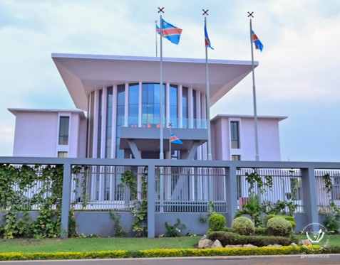 Construction du centre des conférences « Le Village des congrès » et des nouveaux bâtiments du gouvernement provincial.